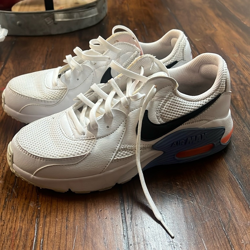 Women’s Nike tennis shoes